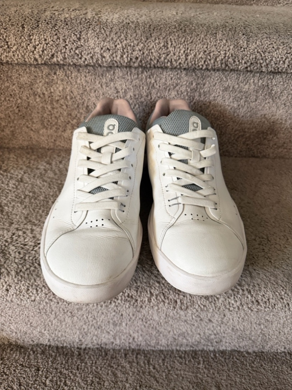 On Running Women’s Roger Advantage Sneakers White/Pink Size 8